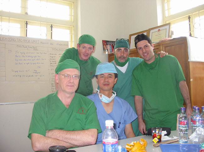 bac-si-thuan-cung-doan-phau-thuat-nu-cuoi-chau-au